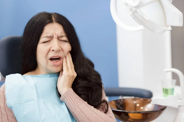 Ból Zęba Senior Kobieta Straszny Ból Zęba Odwiedzenie Dentysty Lato — Zdjęcie stockowe
