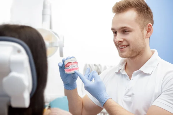 Dentista Odontólogo Masculino Profesional Sonriendo Hablando Con Cliente Mostrando Molde — Foto de Stock