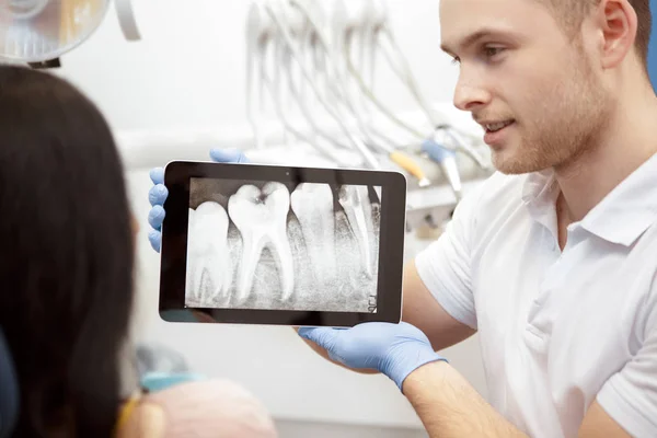 Jest Problem Przystojny Mężczyzna Dentysta Przy Użyciu Cyfrowego Tabletu Podczas — Zdjęcie stockowe