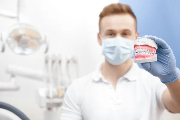 Cuidando Tus Dientes Dentista Profesional Que Sostiene Molde Dientes Dentales —  Fotos de Stock