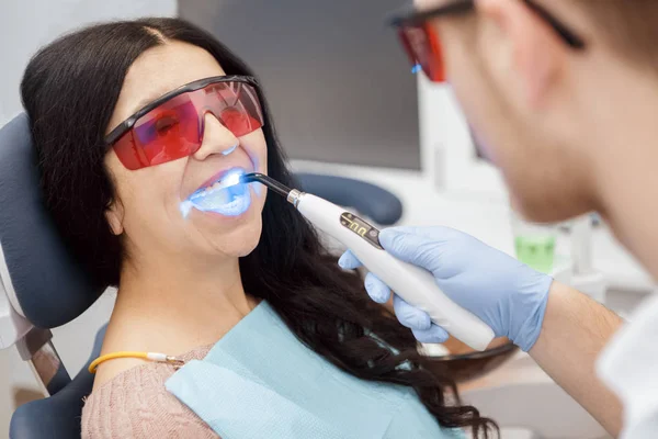 Enchimentos Dentários Close Uma Bela Paciente Sênior Sexo Feminino Recebendo — Fotografia de Stock