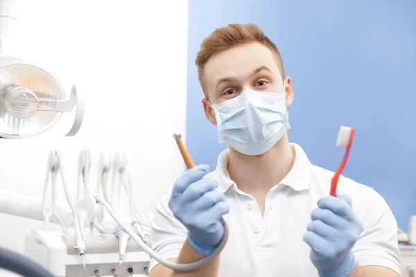 Jaki Jest Twój Wybór Profesjonalnego Stomatologa Trzymając Szczoteczkę Zębów Stomatologiczne — Zdjęcie stockowe