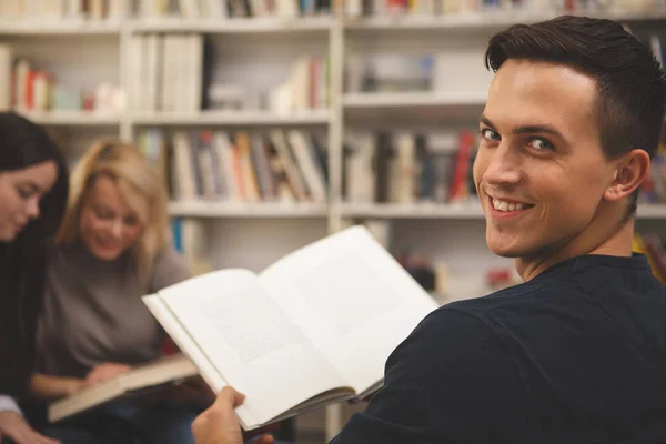 Красива Щаслива Чоловіча Студія Посміхається Камери Через Плече Насолоджуючись Читанням — стокове фото