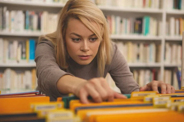Красива Блондинка Яка Вивчає Книжки Книгарні Прекрасна Студентка Шукає Книгу — стокове фото