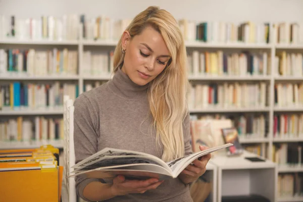 Елегантна Молода Жінка Насолоджується Книжковими Покупками Місцевій Книгарні Копіює Простір — стокове фото