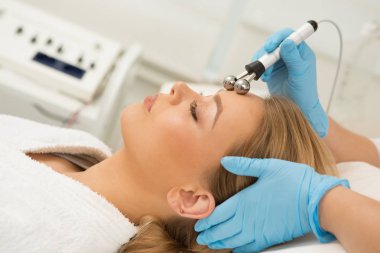 Microcurrent tedavi pampering gençleştirici terapist Cilt Bakımı tarafından sıkma Şevval özçelik güzellik office Başlarken cilt yüz tedavi bir çarpıcı güzel genç sarışın kadının görüntüsünü profili
