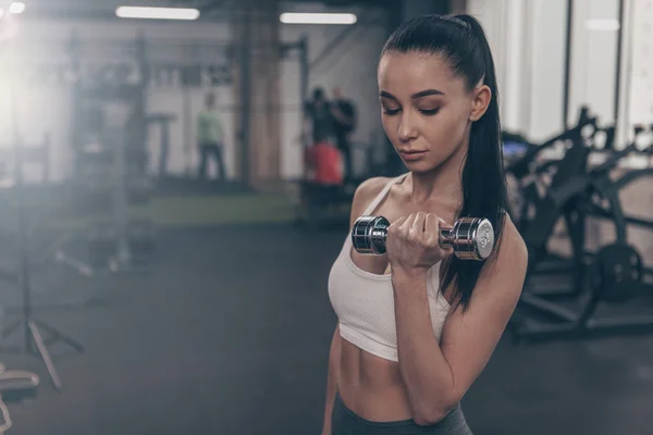 Spor Salonunda Dumbbells Ile Egzersiz Genç Çekici Fitness Kadın Arıyor — Stok fotoğraf