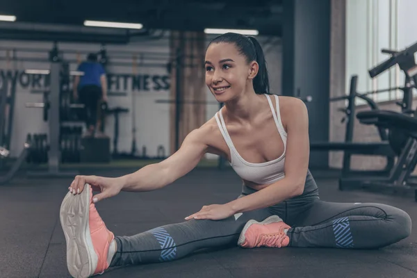 Neşeli Genç Fitness Kadının Spor Stüdyosunda Onun Egzersiz Önce Uzanan — Stok fotoğraf