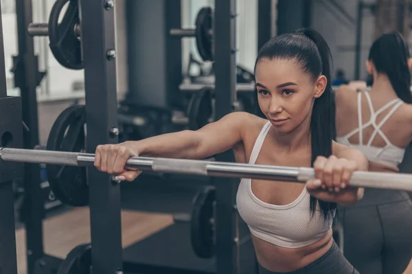 Kendine Güvenen Genç Fitness Kadın Arıyor Konsantre Onu Halter Egzersiz — Stok fotoğraf