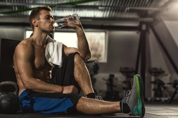 Bebe Agua Deportista Sin Camisa Descansando Después Entrenar Gimnasio Sentado —  Fotos de Stock