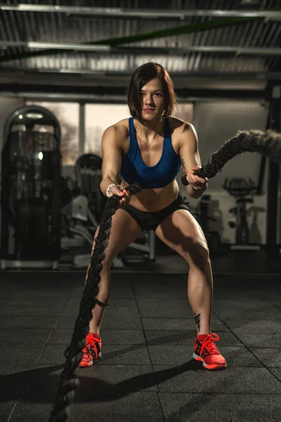 交叉健身锻炼 运动健身女子在健身房交叉训练力量耐力能量概念用战斗绳索进行功能训练的垂直全长镜头 — 图库照片