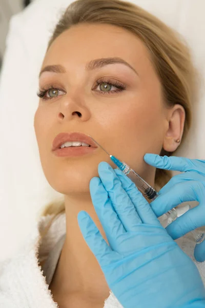 Vertical Close Beautiful Young Woman Receiving Beauty Injection Her Face — Stock Photo, Image