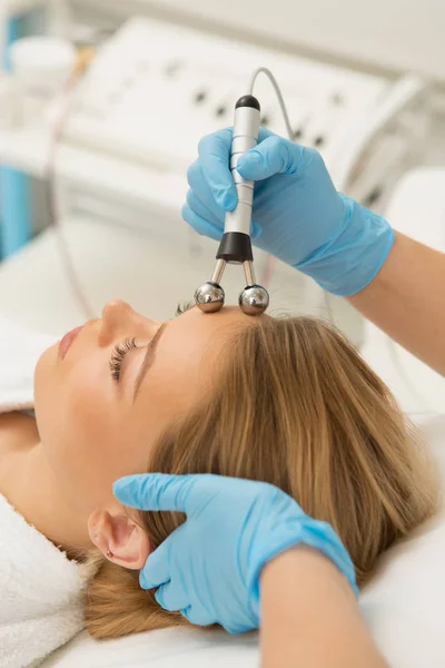 Inyección Vertical Cosmetólogo Profesional Que Trabaja Con Cliente Realizando Tratamiento — Foto de Stock
