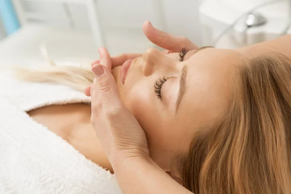 Close Shot Van Een Professionele Therapeut Doen Gezicht Massage Voor — Stockfoto