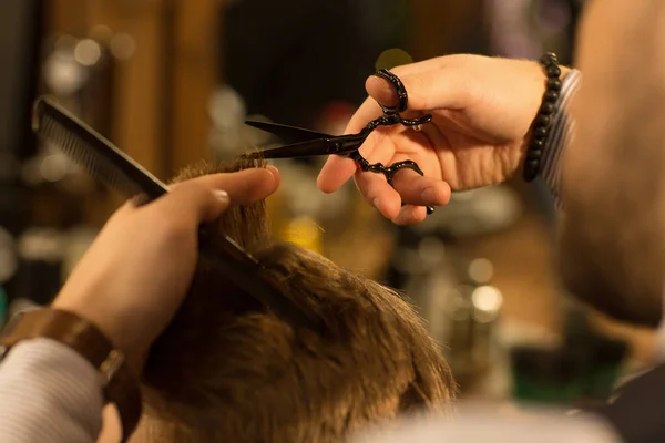 近地砍了一个专业理发师的手给他的男顾客发型美发师行业理发店理发店理发师剪刀阳刚之气的剪刀沙龙 — 图库照片