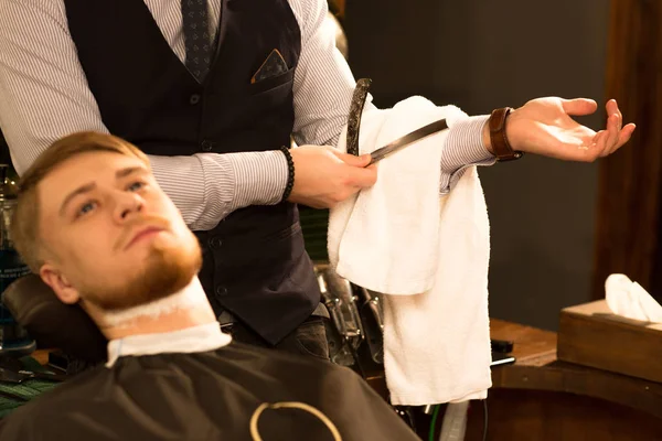 Plan Recadré Coiffeur Professionnel Essuyant Crème Raser Rasoir Tout Rasant — Photo