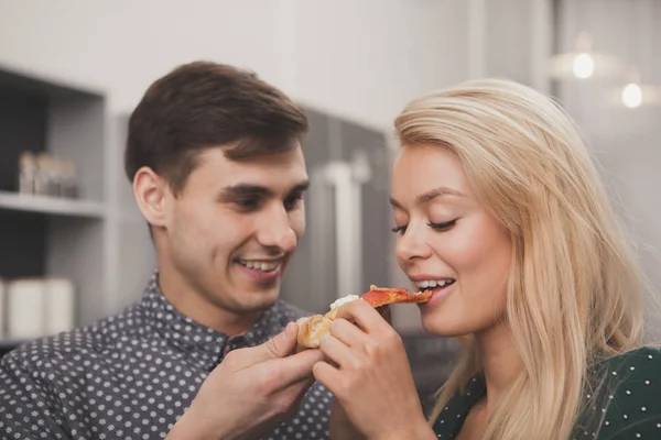 Hermosa Pareja Disfrutando Pizza Juntos Cenando Casa Feliz Hombre Guapo —  Fotos de Stock