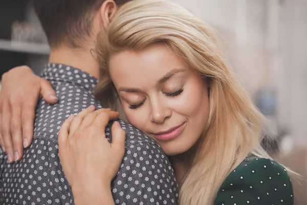 Gros Plan Une Belle Femme Souriante Les Yeux Fermés Embrassant — Photo