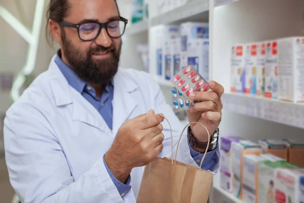 Cropped Shot Cheerful Mature Pharmacist Enjoying Working Drugstore Putting Blisters — Stock Photo, Image