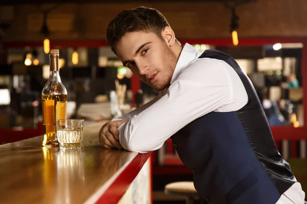 Senin gece ışık ver. Barda içki içiyorum kamera seductively isteyen yakışıklı bir zarif adam vurdu