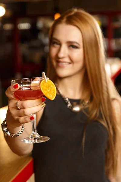 Bel Inizio Serata Focus Selettivo Bicchiere Cocktail Nelle Mani Una — Foto Stock