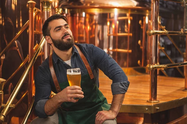 Handsome Bearded Male Brewer Resting His Brewery Working Enjoying Drinking — Stock Photo, Image