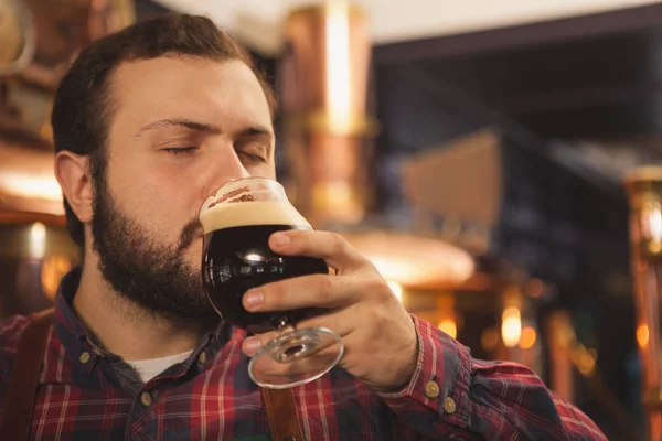 Bliska Piwowara Popijając Pyszne Piwo Jego Oczy Zamknięte Miejsce Profesjonalnych — Zdjęcie stockowe