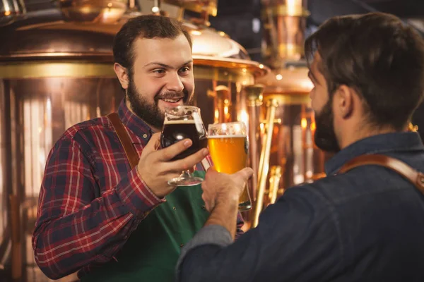 Cervejeiro Barbudo Falando Com Seu Assistente Trabalhando Fábrica Produção Cerveja — Fotografia de Stock