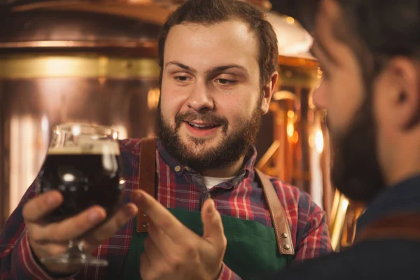 Primer Plano Alegre Cervecero Barbudo Sonriendo Hablando Con Colega Examinando — Foto de Stock