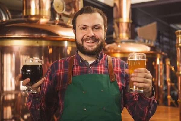 Alegre Cervecero Profesional Amigable Delantal Sonriendo Felizmente Cámara Sosteniendo Dos — Foto de Stock