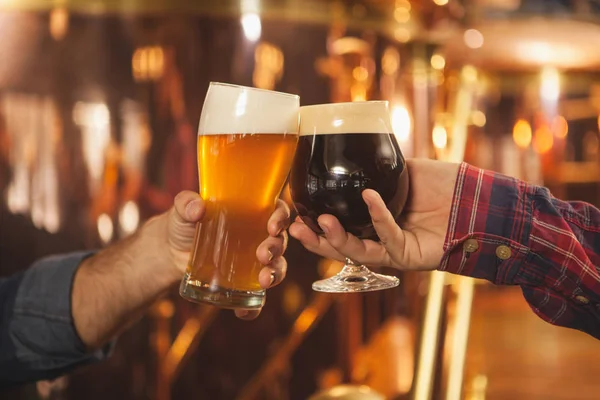 两个男人紧紧地走在一起 在啤酒酒吧庆祝 专业酿酒师用他们的啤酒杯敬酒 成功庆祝 啤酒节概念 — 图库照片