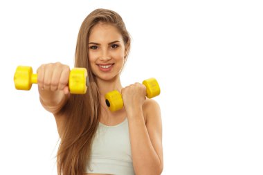 İzole dumbbells ile egzersiz güzel neşeli atletik kadın. Ağırlık mı mutlu muhteşem fitness kız. Kopya alanı çalışma çekici sporcumuz. Vücut şekillendirme, ağırlık kaybı kavramı