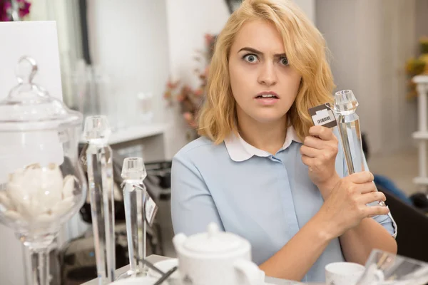 Jonge Vrouwelijke Klant Aan Camera Sprakeloos Weergegeven Prijskaartje Van Een — Stockfoto