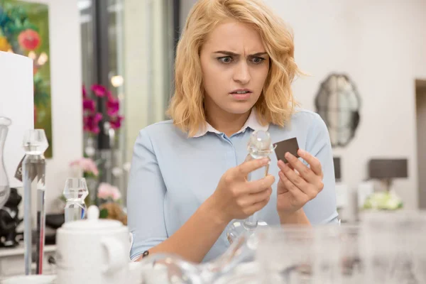 Atractiva Joven Mujer Mirando Chocado Chequeo Precio Etiqueta Artículo Tienda —  Fotos de Stock