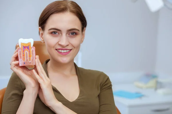 Jovem Mulher Alegre Sorrindo Para Câmera Posando Clínica Odontológica Com — Fotografia de Stock