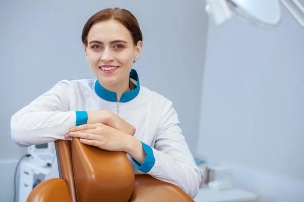 可爱的年轻女医生摆在牙科诊所 高兴地对着镜头微笑 她诊所的女牙医快乐的正畸医生为患者准备好了 复制空间 健康理念 — 图库照片