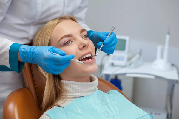 Bijgesneden Shot Van Een Professionele Tandarts Behandeling Van Tanden Van — Stockfoto