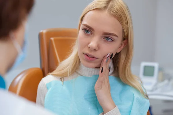 Mooie Jonge Vrouw Lijdt Aan Kiespijn Een Bezoek Aan Tandarts — Stockfoto