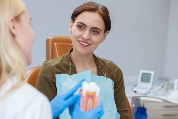 Uma Paciente Atraente Falar Com Dentista Clínica Copiar Espaço Dentista — Fotografia de Stock