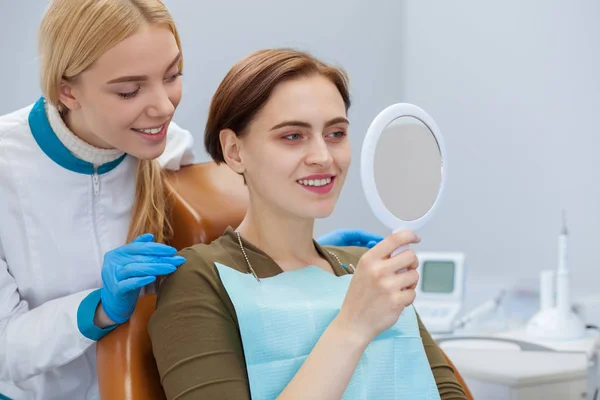 Mujer Joven Mirando Sus Dientes Blancos Sanos Espejo Dentista Pie — Foto de Stock