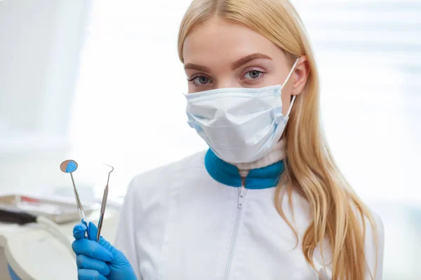 Zbliżenie Młoda Kobieta Dentysty Noszenie Maski Medyczne Holding Medyczny Stomatologiczny — Zdjęcie stockowe