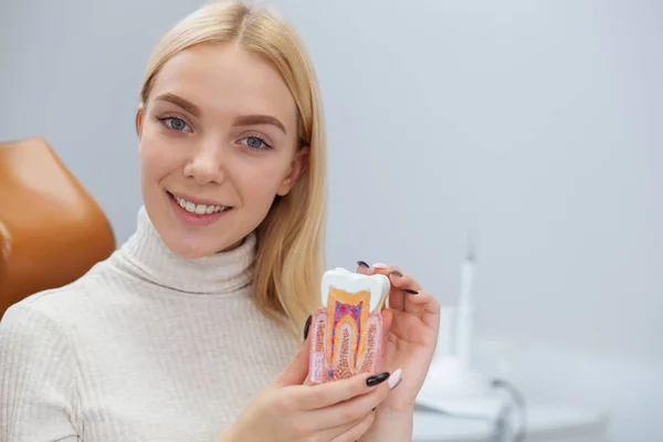 Schöne Junge Frau Lächelt Die Kamera Sitzt Zahnarztpraxis Kopierraum Attraktive — Stockfoto