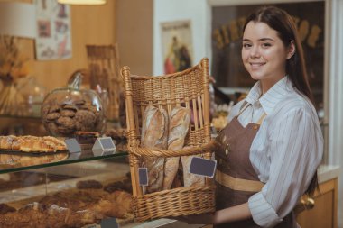 Güzel Bayan baker onun café'de çalışma