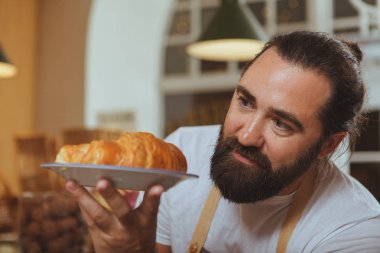 Çalışma onun mağazasında zevk neşeli sakallı baker