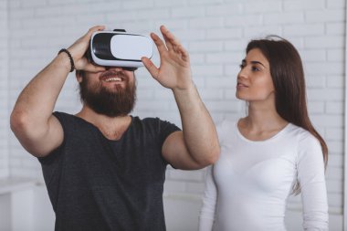 VR gözlük kullanan heyecanlı adam