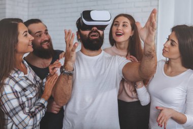 VR gözlük kullanan heyecanlı adam