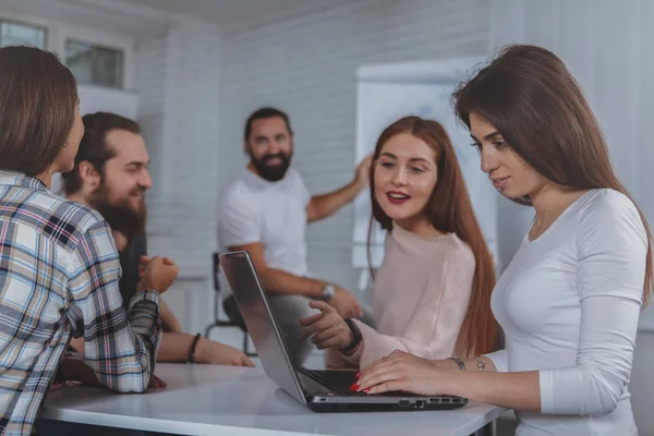 Equipe de negócios criativa trabalhando no escritório juntos — Fotografia de Stock