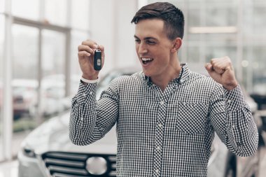 Genç adam galerisinde yeni araba satın alma