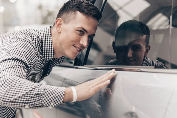Mladý muž, nákup nové auto u dealera — Stock fotografie