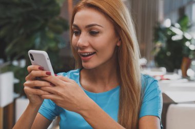 Kahvaltı restoranda muhteşem bir genç kadın